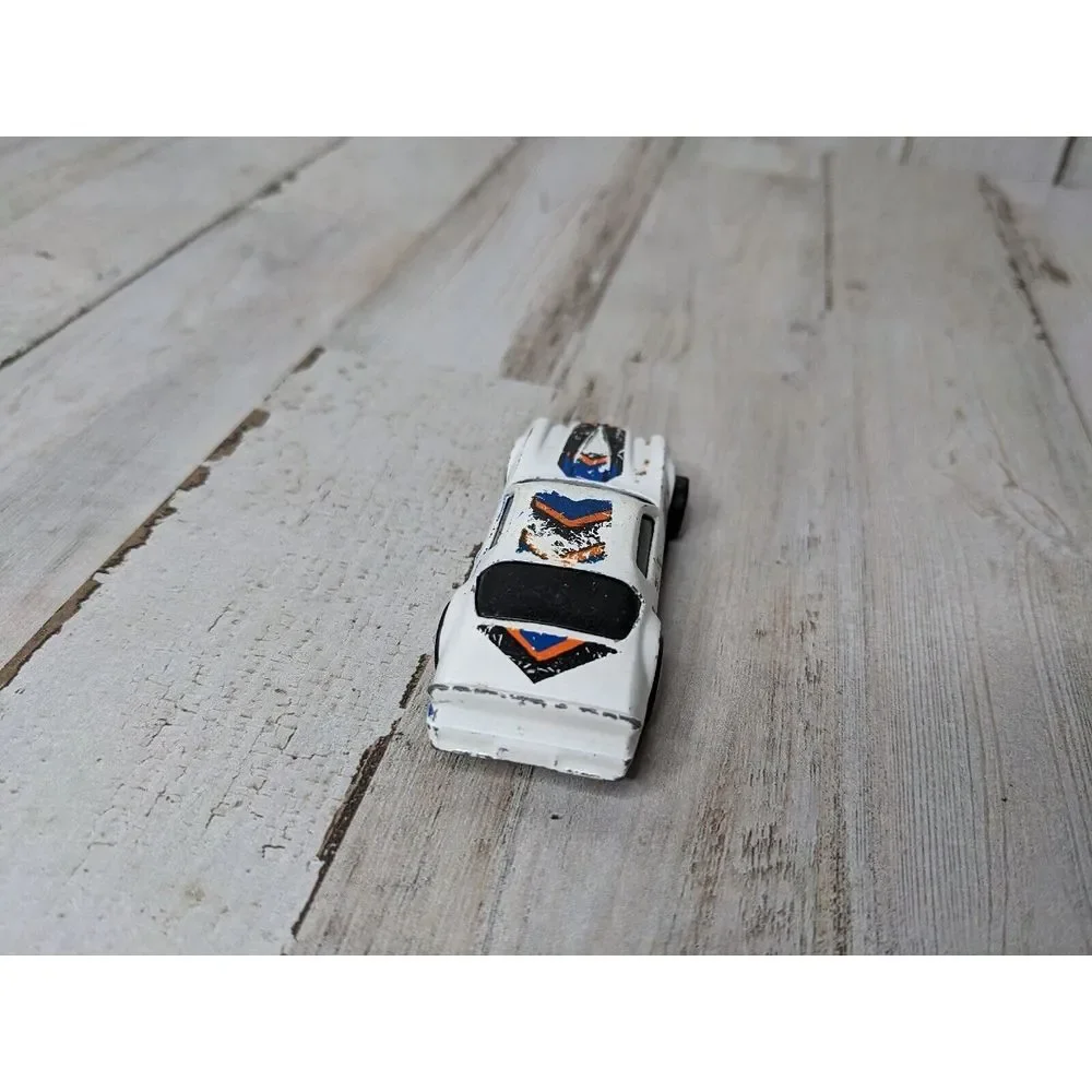RARE‎ 1982 HOT WHEELS CAMARO Z28 WHITE WITH GOLD RIMS 1:64